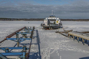 До вешних дней... / Паром СП-14 на отдыхе. Конаково, Волга.