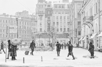 Черным по белому / Снегопад на Сенной площади.