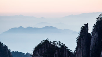 Рассвет в горах Хуаншань / Геопарк Хуаншань (Желтые горы) в КНР