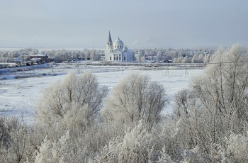 Это было в декабре. / Иней украсил все вокруг.