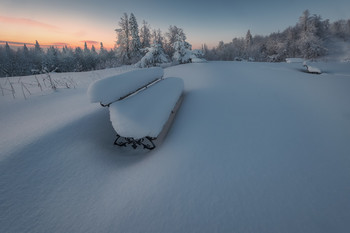 Лавочки под снегом / Лавочки под снегом у пруда на Белой горе. Пермский край.