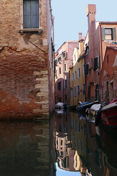 Венецианские закоулочки / Снято с гондолы. Венеция.