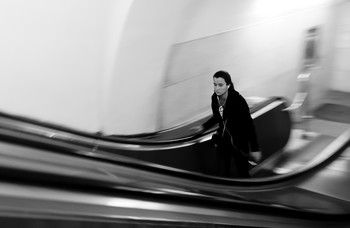 На эскалаторе / В метро