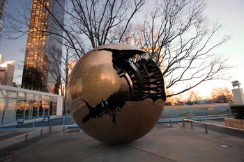 Земля во Вселенной / Этот золотой шар - работа итальянского скульптора Арнальдо Помодоро 

Скульптура называется &quot;Сфера внутри сферы&quot;. Находится у здания ООН в Нью-Йорке.