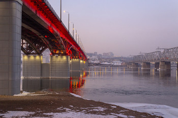 Мосты вечером / Красноярск, автомобильный &quot;Николаевский&quot; и железнодорожный мосты,через Енисей.