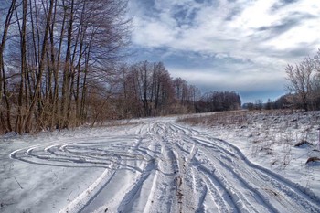 зима пришла... / Зима.Выпал снег.На запорошенной снегом дороге четко видны следы машин.Прохладно..