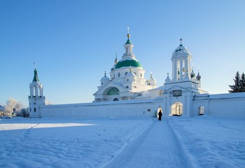Спасо- Яковлевский Димитриевский мужской монастырь (северные ворота) / на службу