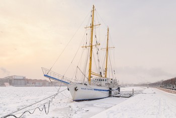 Затертый во льдах. / Учебное парусно-моторное судно &quot;Юный Балтиец&quot; на зимнем приколе у набережной Лейтенанта Шмидта в Петербурге.