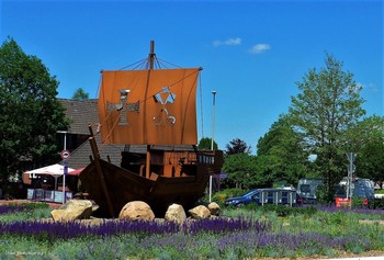 Buxtehude / Букстехуде - маленький городок возле Гамбурга с узкими старинными улочками, крошечным портом на реке Эсте, уютными магазинчиками и кафешками. Еще фото:
Символы городка - ежи и заяц - персонажи известной сказки:
http://fotokto.ru/id156888/photo?album=73174#photo4381626
Порт: http://fotokto.ru/id156888/photo?album=73174#photo4381626
http://fotokto.ru/id156888/photo?album=73174#photo4560128
http://fotokto.ru/id156888/photo?album=73174#photo4381604
http://fotokto.ru/id156888/photo?album=73174#photo4560131
http://fotokto.ru/id156888/photo?album=73174#photo4327478
http://fotokto.ru/id156888/photo?album=73174#photo4560127
http://fotokto.ru/id156888/photo?album=73174#photo4315372