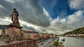 Дух старого города / Хайдельберг(Heidelberg) считается одним из самых красивых городов Германии. Замок, старый город и протекающая между гор река объединены в гармоничный ансамбль. Здесь находили вдохновение поэты и художники эпохи романтизма. И до сих пор город очаровывает миллионы туристов со всего света.