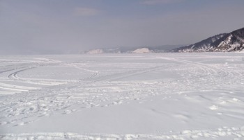 Много снега бывает / На Байкальских зимних просторах. Впереди исток Ангары, справа посёлок Листвянка.