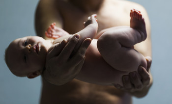 мужские руки держат младенца / мужские руки держат младенца