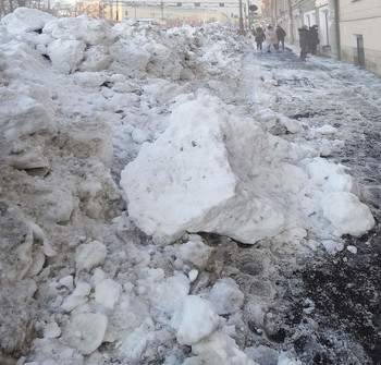 Много снега бывает / на одном из проспектов Санкт-Петербурга - зима 2019