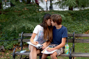 Первый поцелуй. / Мальчик и девочка что-то учили на скамейке в парке. Неожиданно они орвались от занятий и потянулись друг к другу