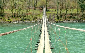 Симметрия / Подвесной верёвочный мост через горную реку Бзыбь на Кавказе