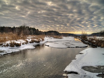 Предзакатная / Фотопрогулки за городом в вечернем свете (речка Нивка, что под Киевом). Февраль 2017 г.

«Нет ничего милее для души, 
Чем облака, плывущие в тиши, 
Чем диковатый, предзакатный свет. 
Он лишь в душе и оставляет след, 
Настолько призрачен и невесом… 
Но, может быть, застыл бы полотном, 
И кисть его смогла бы уловить? 
Но как же на холсте изобразить 
Изменчивость скользящую небес, 
Рождающую лишь премьеры пьес, 
Где ни одна не повторится роль – 
Не остановишь миг… И в этом соль, 
И в этом чудо, это и влечёт… 
Я знаю – это время так течёт, 
Летящий свет даря душе моей 
И вечность с мигом связывая в ней»

Анна Опарина

Еще несколько фото этого вечера:

[img]https://i.imgur.com/ub3A00h.jpg[/img]

[img]https://i.imgur.com/1KLuNfp.jpg[/img]