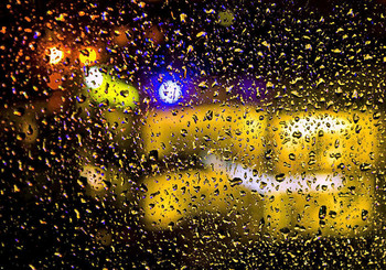 Дождь идет / окно капли свет