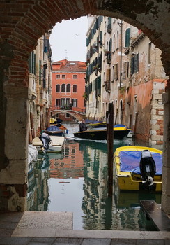 &quot;Вода, вода - кругом вода...&quot; / Хоть денёк выдался с лишь изредка прерывающимися дождями, всё-равно хотелось пробежать по всем 408 мосткам Венеции. До того было интересно смотреть на эту утопающую в веках старину и думать о жизни местных итальянцев.