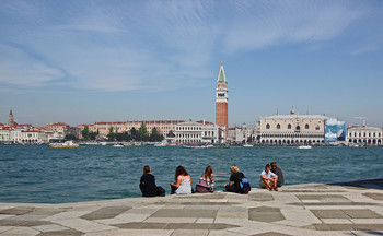 В ожидании вапоретто / Венеция. Вид на Венецию с острова Сан Джорджио.