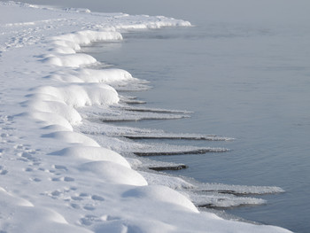 Хищные зубы зимы / Наш никогда не замерзающий Енисей в эти морозы пытается одеться в лед: льдины плывут по реке, ледяные зубы растут от берега, но морозы отступают, сегодня чуть выше -30 - значит плен воды не удался!