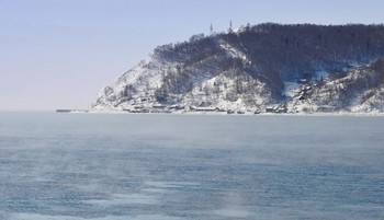 Вид на порт Байкал / У истока Ангары. Вид с посёлка Листвянка на порт Байкал. Вода в Ангаре парит и не замерзает всю зиму, несмотря на жестокие морозы