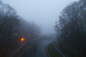 В тумане утреннем / Утро туманное в Гомельском парке,
осень уже наступила,пора
Скоро зима,суровая,снежная...
Или опять как всегда ни...я ?! 
P.S(свои мысли навеянные глядя в окно)