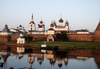 В лучах заката. / Соловецкий монастырь в нежных лучах закатного солнца.