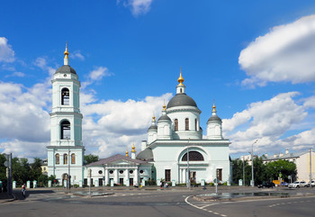 Храм Сергия Радонежского в Рогожской слободе / Храм расположен в районе Таганский, Центрального административного округа города Москвы (Николоямская улица, д. 57—59). Главный престол освящён в честь Святой Троицы; приделы в честь преподобного Сергия Радонежского, в честь святителя Николая.
