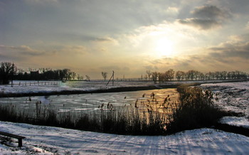 Холодновато... / Замерз пруд.