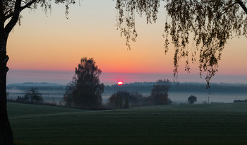 В тумане утреннем / Туманный рассвет в спящей деревеньке
