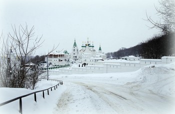 Все белым-бело / Вознесенский печерский мужской монастырь в Нижнем Новгороде
Вознесенский печерский мужской монастырь расположен примерно в 3 километрах (в полугоре) от Нижегородского кремля, ниже по течению Волги. Основан был в XIV веке. Многие годы он был крупнейшим духовно-культурным центром Поволжья и одним из самых значимых в России.