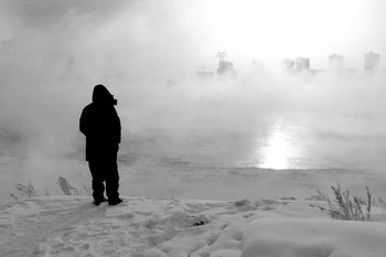 Февральская стужа / Над Енисеем туман от сильного мороза , солнца почти не видно