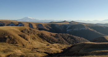 Вечер на перевале Гумбаши / Вид на часть Кавказского хребта и Эльбрус с перевала Гумбаши.