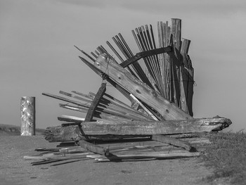 Падший / Упавший забор в поселке Хужир на острове Ольхон