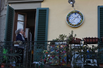 Балконы Флоренции. / Привлекла внимание курящая сеньора на сочно декорированном балконе.