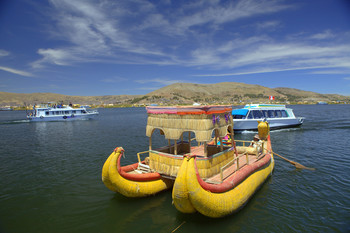 Раздвоение не личности / Индейская лодка на озере Титикака в Перу.
Индейцы аймара из тростника с озера Титикака построили лодку под названием «Ра-II» для проекта Тура Хейердала