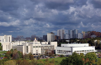 МГИМО / Московский Институт Международных Отношений - на фоне грозовых облаков.