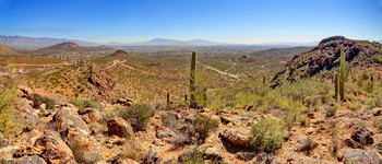 окраина / Г. Туссон, западная его часть, примыкающая к парку "Туссон"; на горизонте 
видны горы Леммон. Аризона, США