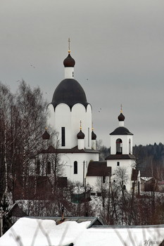 Церковь Покрова Пресвятой Богородицы. / Тверская обл., Селижаровский р-н, с. Ельцы.Освящена в 2012 г. Престол один - в честь Покрова Пресвятой Богородицы. Приписная к Богородицкому Житенному монастырю г. Осташков.возведена по проекту архитектора В.Ф. Орловского в 2005 году на Красной горке на средства прихожан и благодетелей. Ядром современной храмовой композиции является высокий четверик, несущий восьмерик, завершенный шлемовидным куполом и пятиглавием. К основному объему примыкают алтарная апсида, трапезная и двухъярусная колокольня.