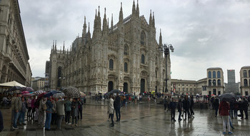 Кажется дождь кончается / Миланский собор, проливной дождь не пугает людей.