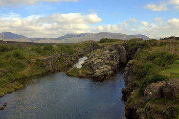 Еще раз о геологическом разломе / Тингветлир — это долина в сейсмоактивной зоне на линии тектонического разлома двух континентов: Европы и Северной Америки, проходящей через весь остров Исландия. Континентальные плиты медленно, но непрерывно расходятся, отдаляясь друг от друга со скоростью около двух сантиметров в год.