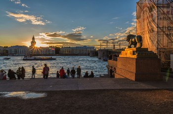 Летний закат на Неве. / Июльский вечер на Адмиралтейской набережной в Петербурге.
