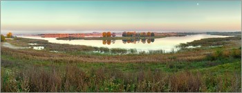 Озеро Паульское / Панорамный вид озера Паульского на закате дня.