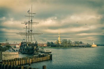 Вид с Биржевого моста. / Петербург. Вид с Биржевого моста на Петропавловку.