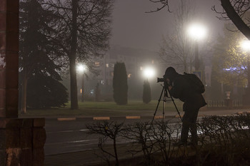 Фотоохота. / Вечер,туман,фотограф.