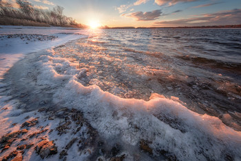 Мартовский закат на Волге / Ледяная шуга у кромки берега негромко шелестит в такт волнам.