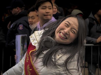 Поделись улыбкою своей ... / Почётная гостья новогоднего парада в Чайнатауне Нью-Йорка