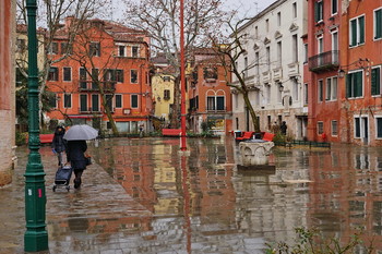 Венецианский дворик. / В Италии такая февральская погода - не редкость.
