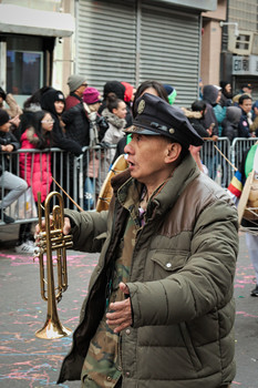Капельдинер в шоке / На новогоднем параде в Чайнатауне Нью-Йорка человек с растерянным лицом возглавлял оркестр барабанщиц