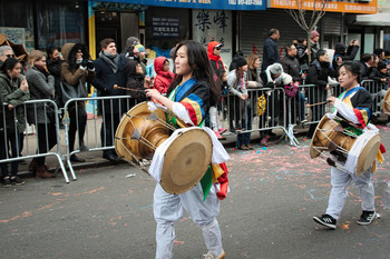 Юные барабанщицы / На новогоднем параде в Чайнатауне Нью-Йорка
